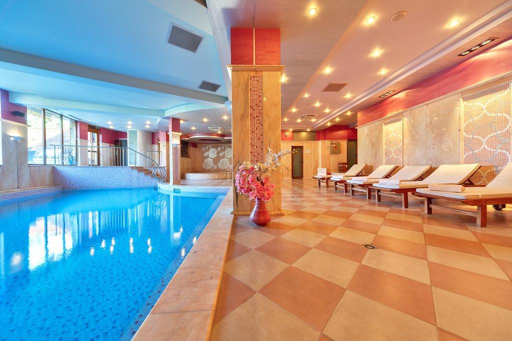 Hotel Club Central Chisarja Exteriör bild