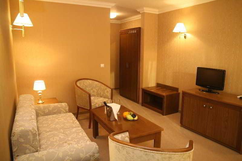 Hotel Club Central Chisarja Exteriör bild
